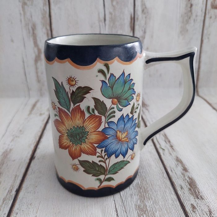 Starusieńki kufel holenderski, ręcznie zdobiony. Prezentuje się wyśmie