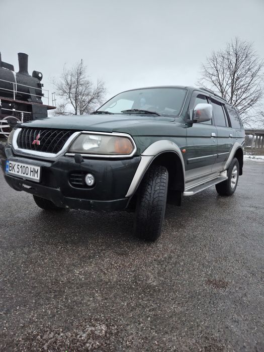Машина в хорошому стані. Рама не гнила.
Але є недоліки по лакокрасочному
Замінено масло в мостах, коробці, роздатковій коробці, двигуні з фільтром.
Кондиціонер заправлявся у вересні.
Перебрані супорти.
Нові гальмівні диски.
Нові гальмівні колодки та колодки ручного гальма.
Мінялися кільця форсунок, повітряний фільтр.
Замінено фільтри на ГБО, бензин.
Новий комплект зчеплення luk.
Замінено ГРМ та ролики.
Колеса 245/70/16 всесезонні, також другий комплект зимових з hankook i*pike.

Мінялися хрестовини карданного валу та балансувався карданний вал.
Замінена кришка кінцевика на роздатковій коробці.
Замінено стійки стабілізатора ззаду, втулки спереду.
Новий підйомник запасного колеса.
Робилася дросельна заслонка, на гарантії.
Повний привід, все працює добре.

З недавніх пір:
-нова втулка хвостовика роздавальної коробки
-замінено свічки NGK 7418
-замінено високовольтні проводи Mitsubishi MD371794
-встановлені дорогі LED лампи в фари, привезені з Чехії
-нова запаска

За окрему плату віддам нові зимові покришки bridgestone winter i*cept X 245/70/16 з дисками, нові грязьові muxxis buckshot mudder2 265/75/R16 з дисками.