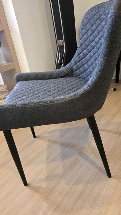 Cadeira Jysk estofado cinza escuro