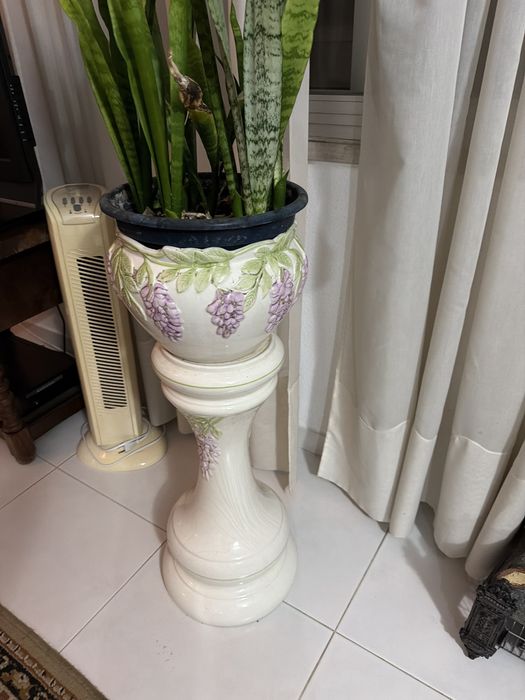 Vasos e coluna decorativos
