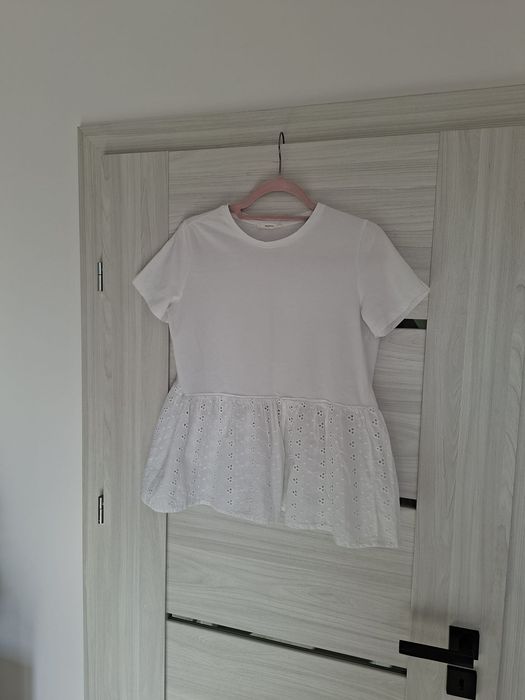 Biała bluzka koszulka t-shirt baskinka falbanka koronka