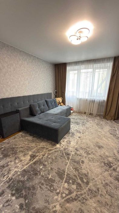 В продажі трикімнатна квартира, мікрорайон Виставка