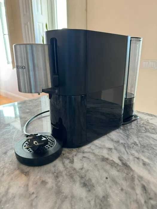 Máquina de Café Nespresso Seminova com Dispensador Touch Sleeve