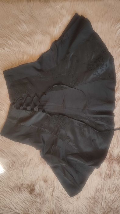 Spódnica ze śliskiego materiału rozm. M/38