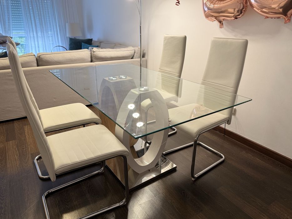 Vendo mesa com cadeiras