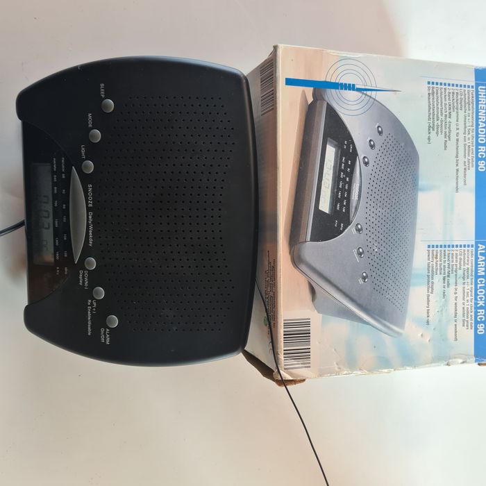 Радіоприймач з годинником та будильником