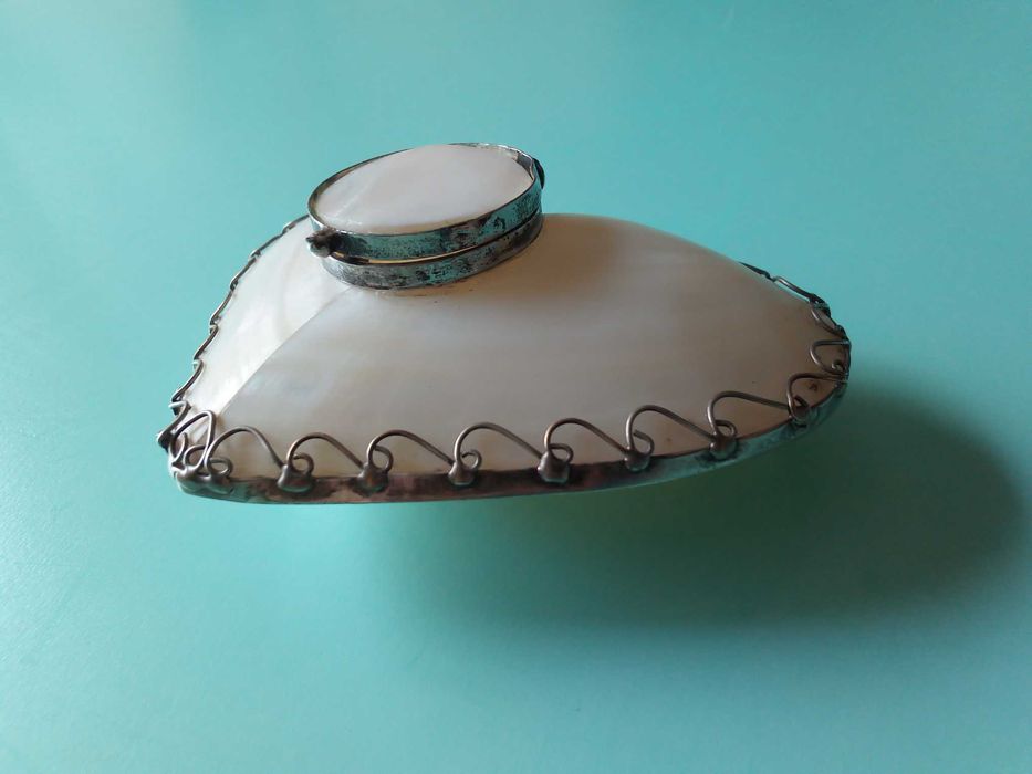 Caixa em madrepérola, em forma de coração, com argola para pendurar