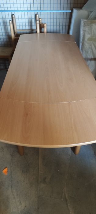 Maea de cozinha com quartro cadeiras