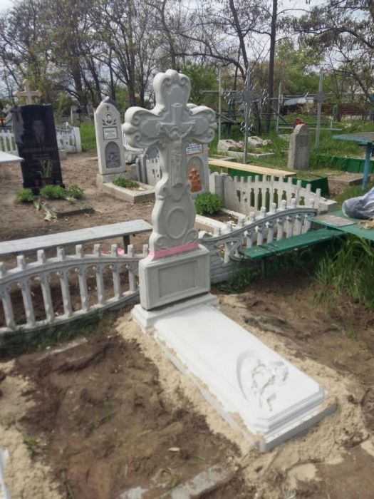 Памятники 1500грн комплект
