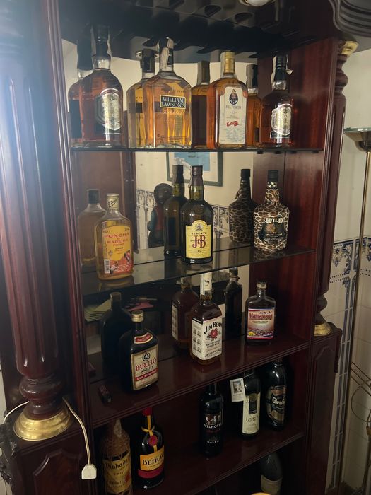 Bar de sala, como novo. Pode ir com ou sem as bebidas