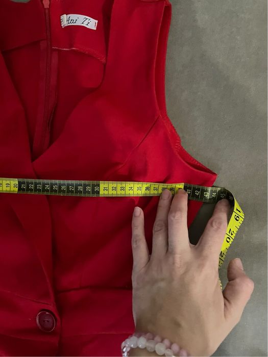 Ефектний червоний комбінезон на одне плече з одним рукавом, розмір S-M