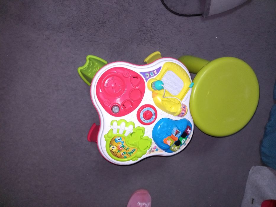 Mesa de atividades com banco