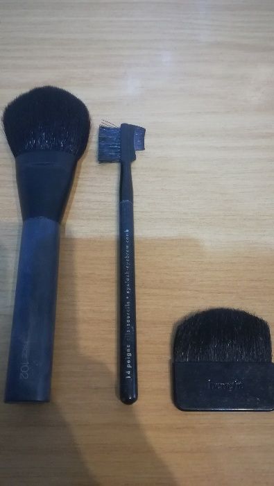Benefit pincel pó e Sephora escova sobrancelhas e pestanas