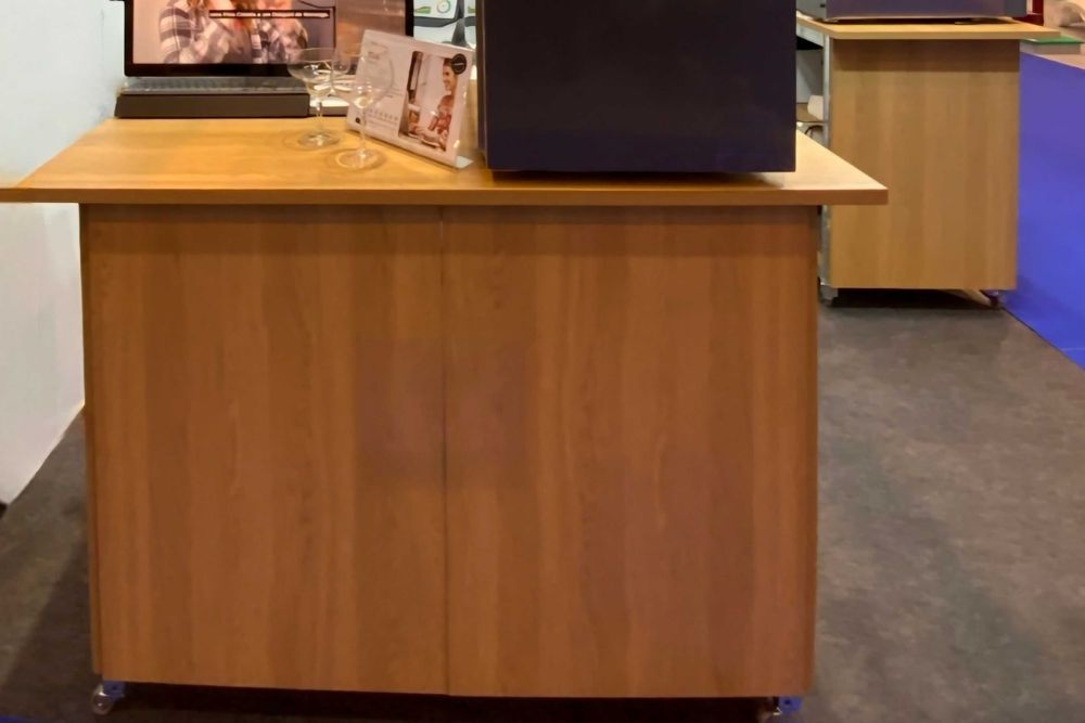 2 Bares de madeira com rodas! Bancada para cocktails e eventos