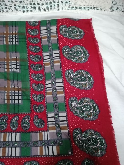 Lenços antigos de cabeça e ombros