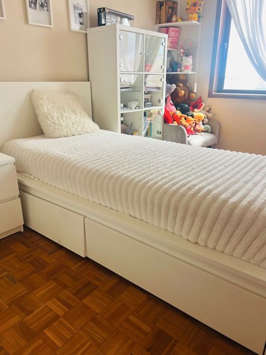 Cama de Solteiro Malm c/ gavetões e colchão