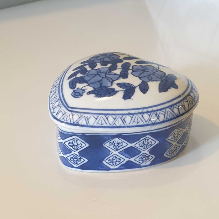 Porcelanowe SERDUSZKO SZKATUŁKA ceramika chińska biało - błękitna 9 cm