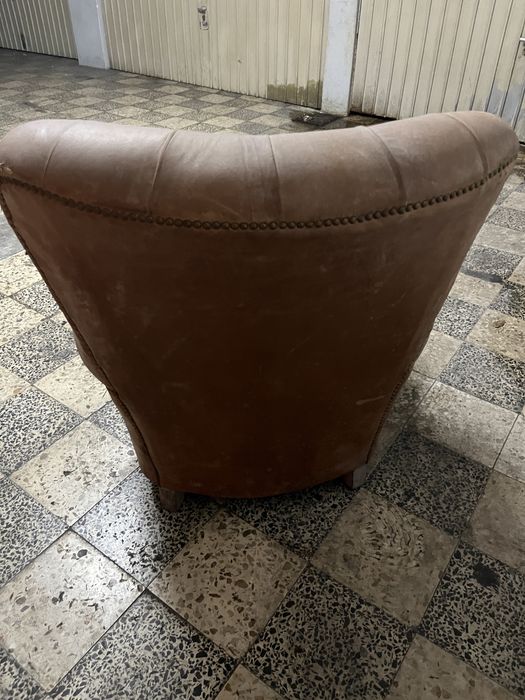 Sofá em pele castanho