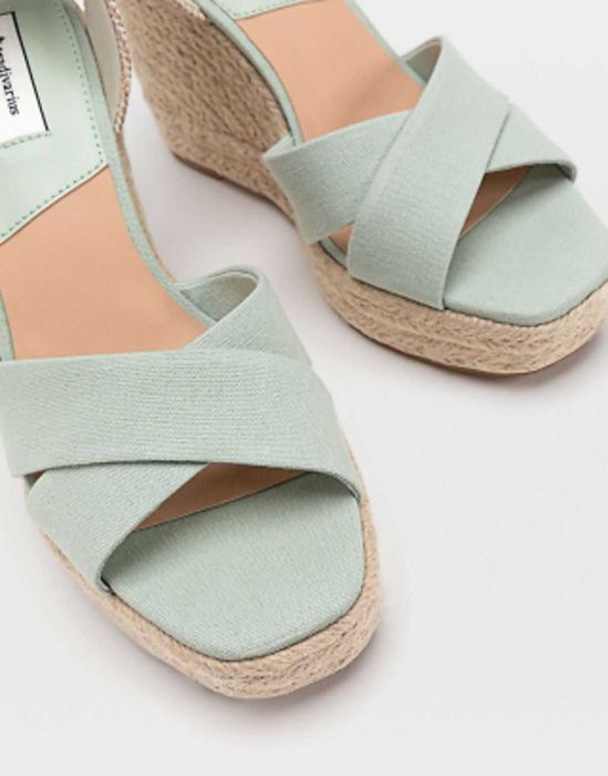 Sandálias de cunha verde claro da Stradivarius