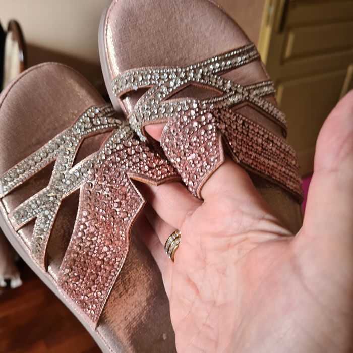 Nowe klapki z dżetami