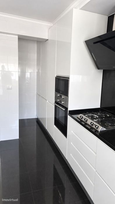 T3 Brandoa, totalmente renovado com garagem
