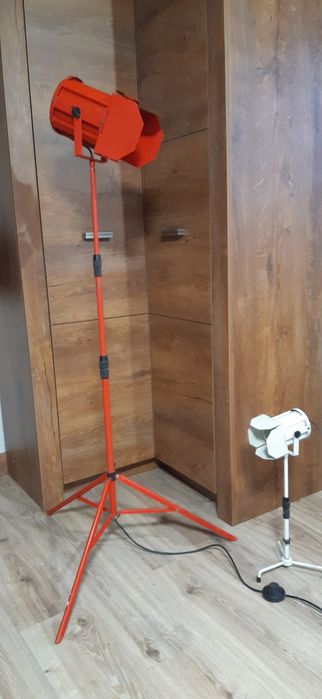 Dwie lampy a'la studyjne reflektory