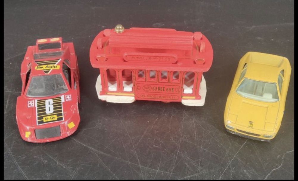 Lote com mais de 25 carrinhos e motas em miniatura