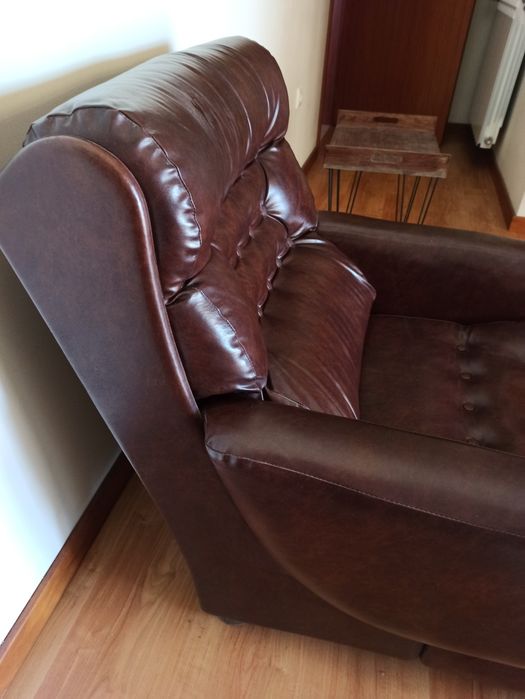 Sofá poltrona vintage em bom estado. Castanha.