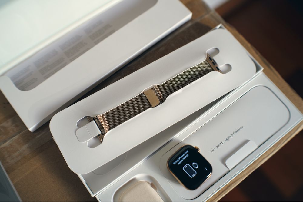 Apple Watch Series 10 42mm Celular Gold com Milanese ; Titânio