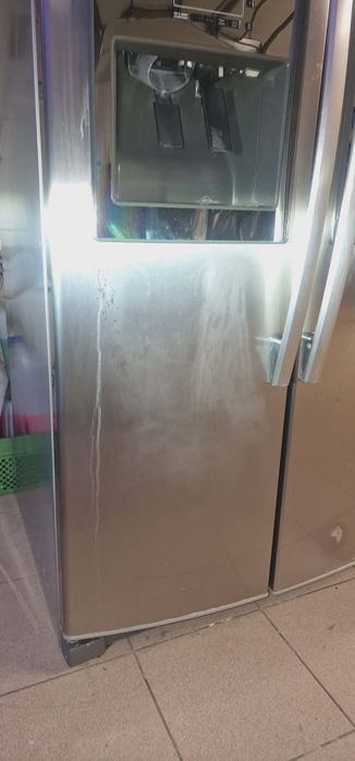 Lodówka Whirlpool z kostkarką i ekspresem do kawy