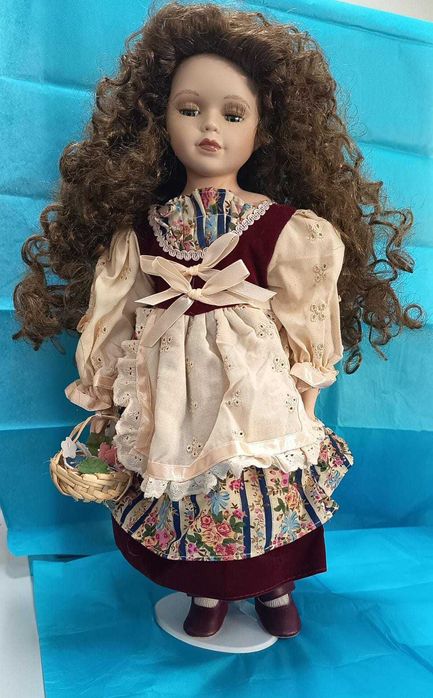 Boneca em porcelana445523186995046401