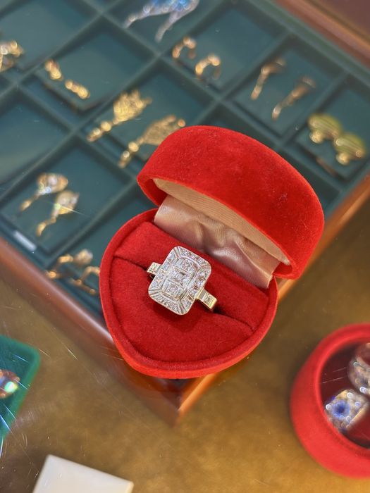 Złoty pierścionek z brylantami