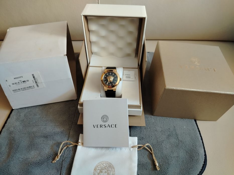 Zegarek  Versace VE7E00223