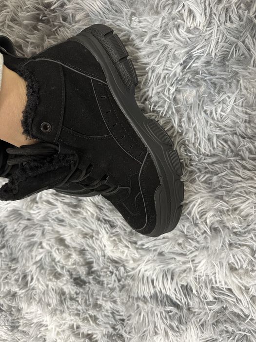 Зимові спортивні ботинки