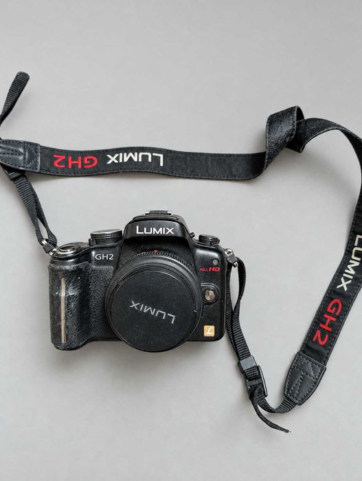 Panasonic Lumix GH2 + 20mm f/1.7 + bateria e carregador