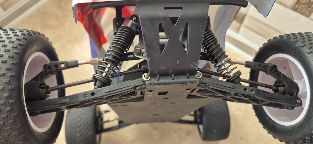 Радіокерована машинка Maverick Strada XT Evo 1/10 4WD + 4 акумулятори!