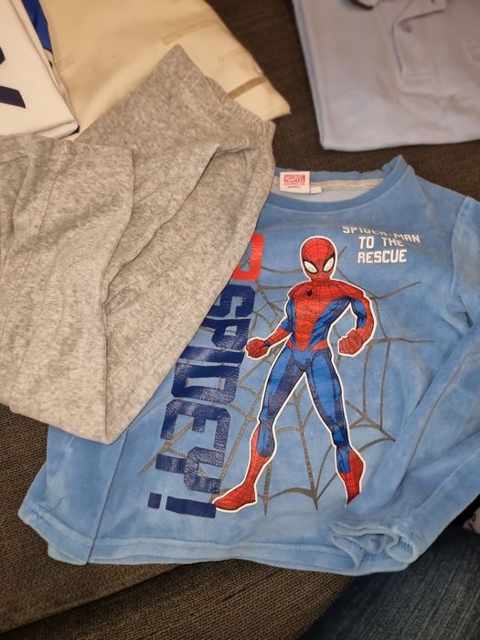Pijama de veludo do Spiderman. 6 anos