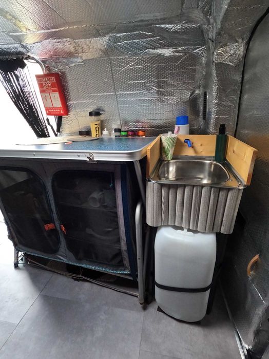 Peugeot Expert, está montada como Campervan, mas facilmente fica como carrinha de carga