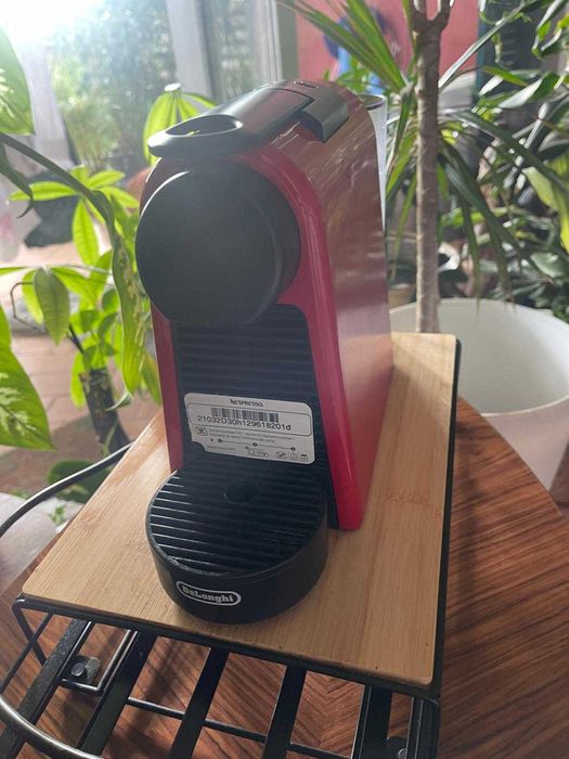 Máquina de café NESPRESSO semi-nova -  De'Longhi  + Dispensador de cápsulas - 1 mês de uso
