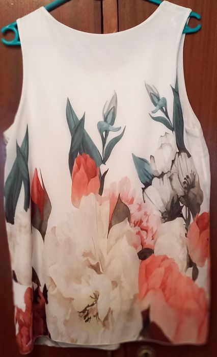 2 Blusas de cavas, 1 sedosa c/ floral e outra preta e branca