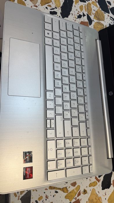 Vendo portátil HP 15s ryzen 7 5700u 16GB 512gb