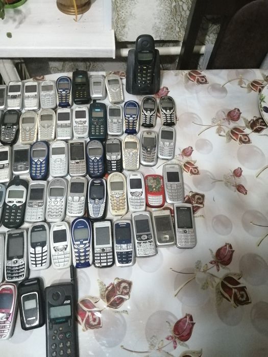 Продам лот телефонів сіменс а52 а57 с62 с75 сріблястого кольору
