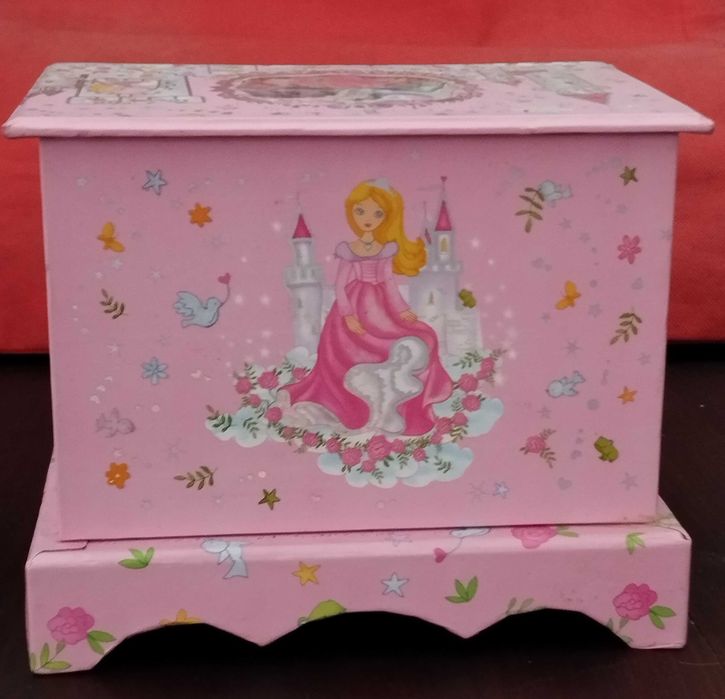 Cómoda de casa de bonecas, brinquedo de menina.