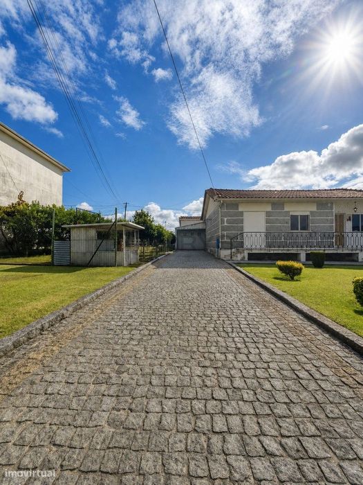 Moradia T3 para Renovação — Brito, Guimarães