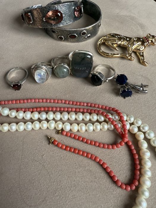Срібло , коштовні камні , корал, срібні прикраси
