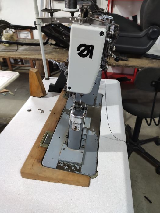 Máquina de costura de coluna com duas agulhas DURKOPP ADLER AG