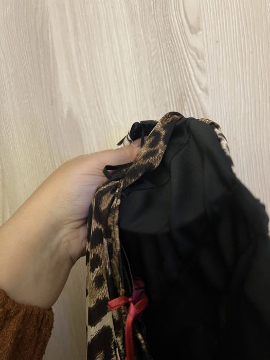 Vestido Boohoo padrão leopardo e bege