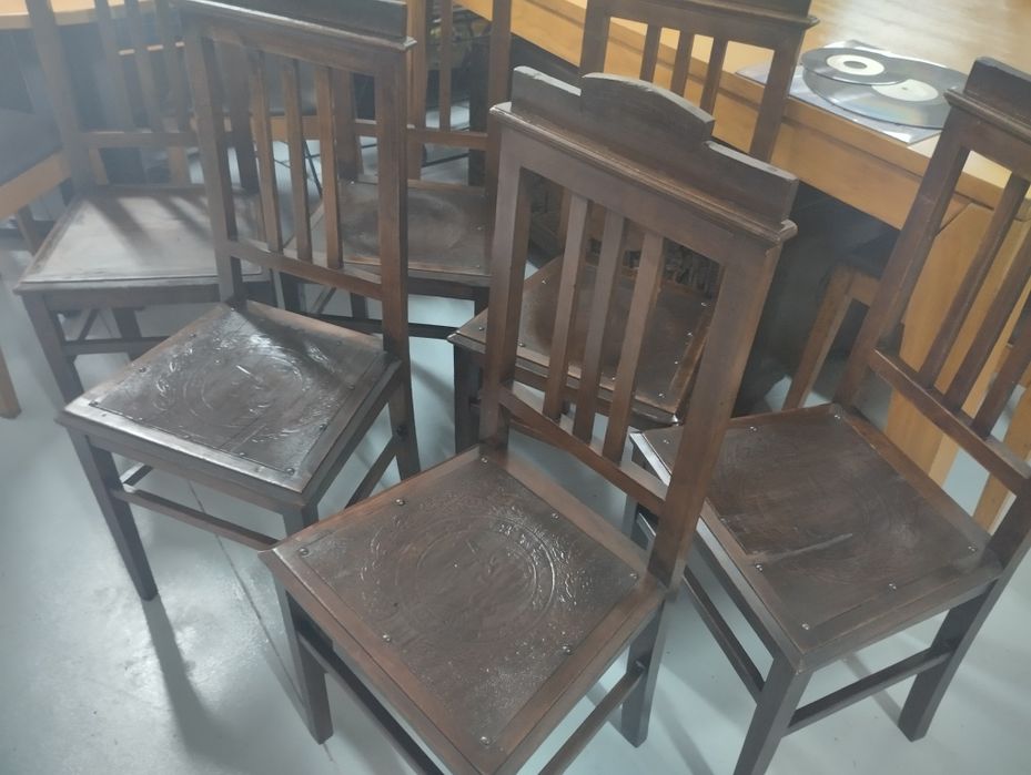 Cadeiras antigas em madeira