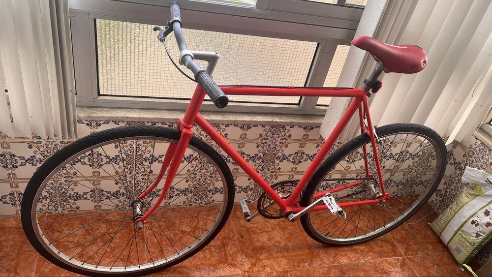 Bicicleta urbana vermelha – marcha única