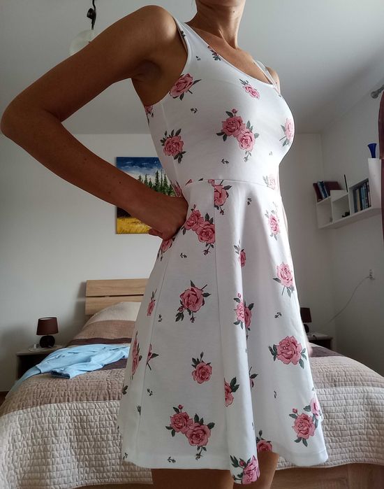Sukienka w róże H&M, rozmiar 36